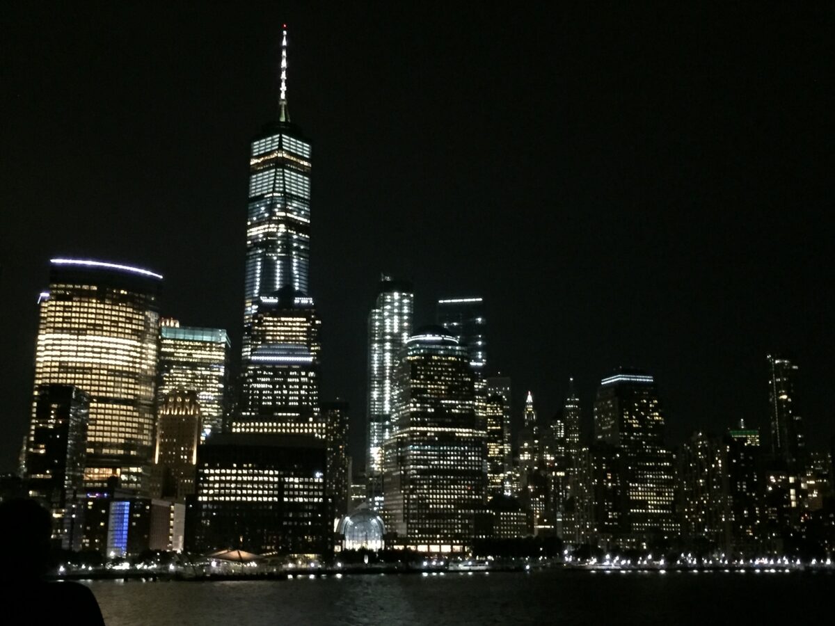 Skyline von Manhattan mit WTC bei Nacht