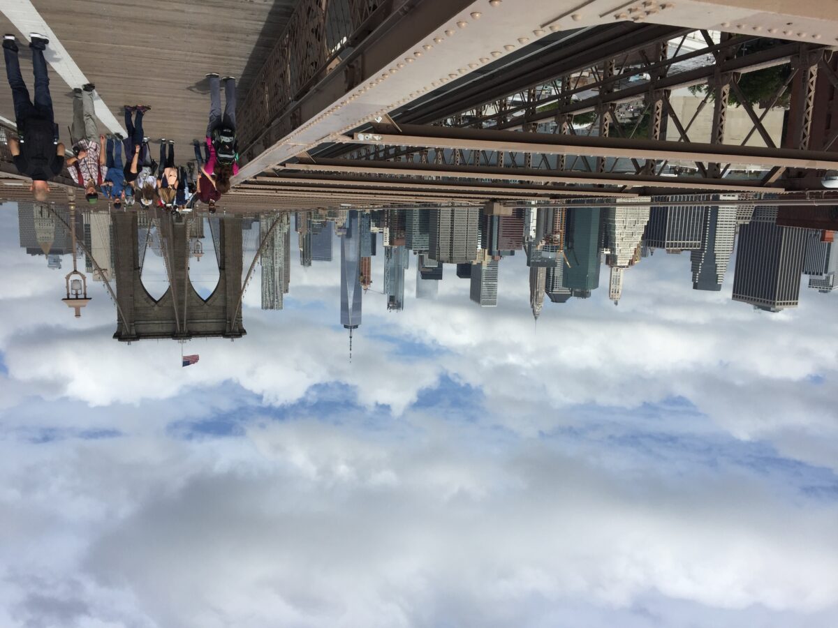 Auf der Brooklyn Bridge von Brooklyn nach Manhatten