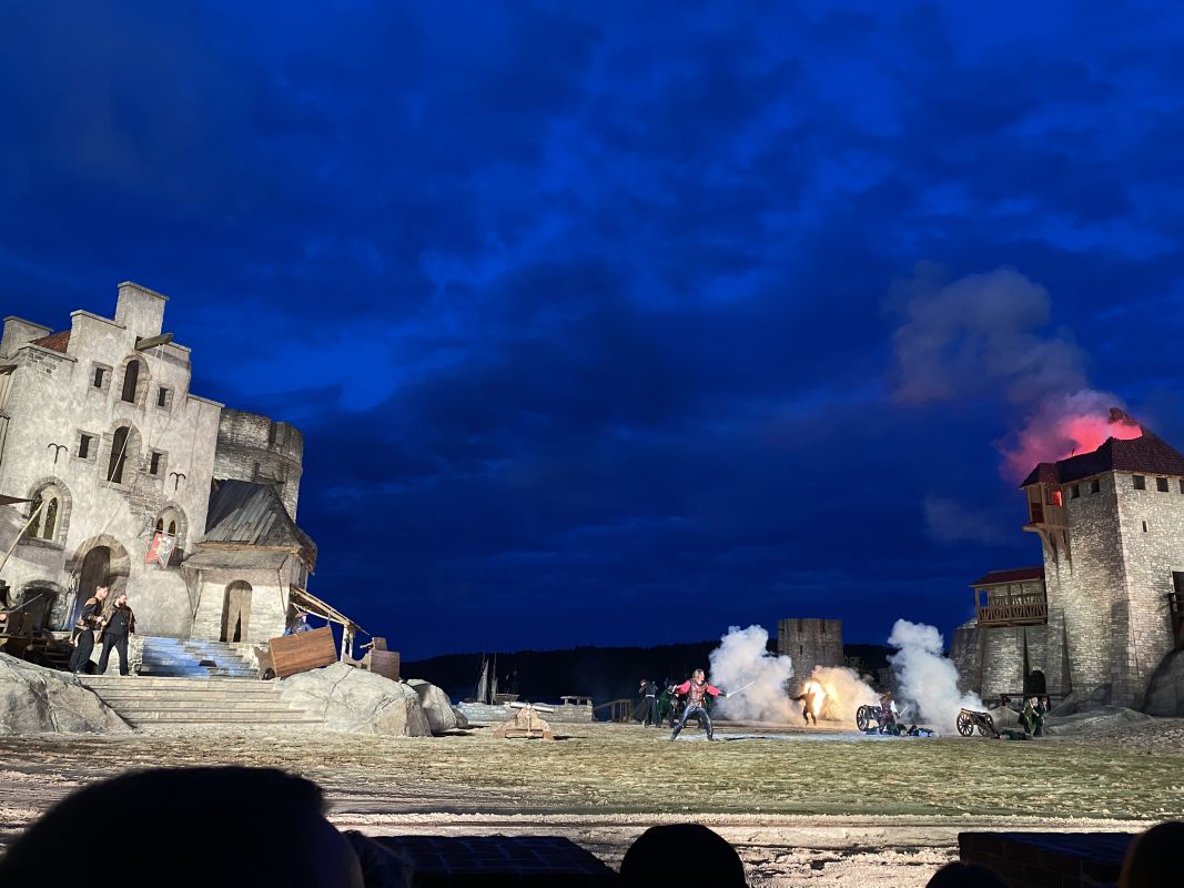Szene aus der Episode Gotland unter Feuer bei den Störtebekker Festspielen 2023