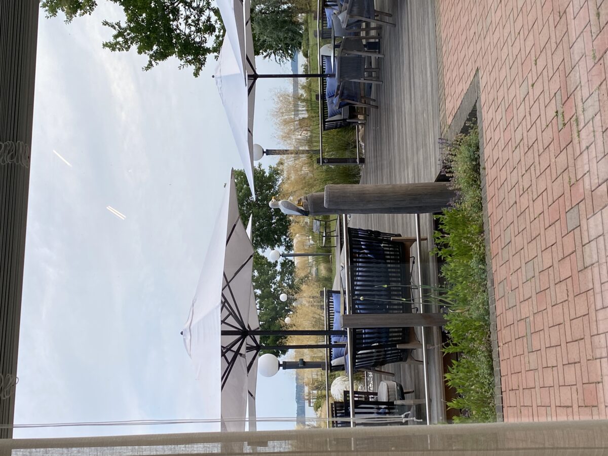 Die Terasse vom Aedenlife Hotel & Resort