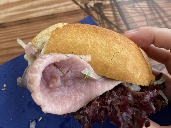 Ein leckeres Matjesbrötchen in Stralsund