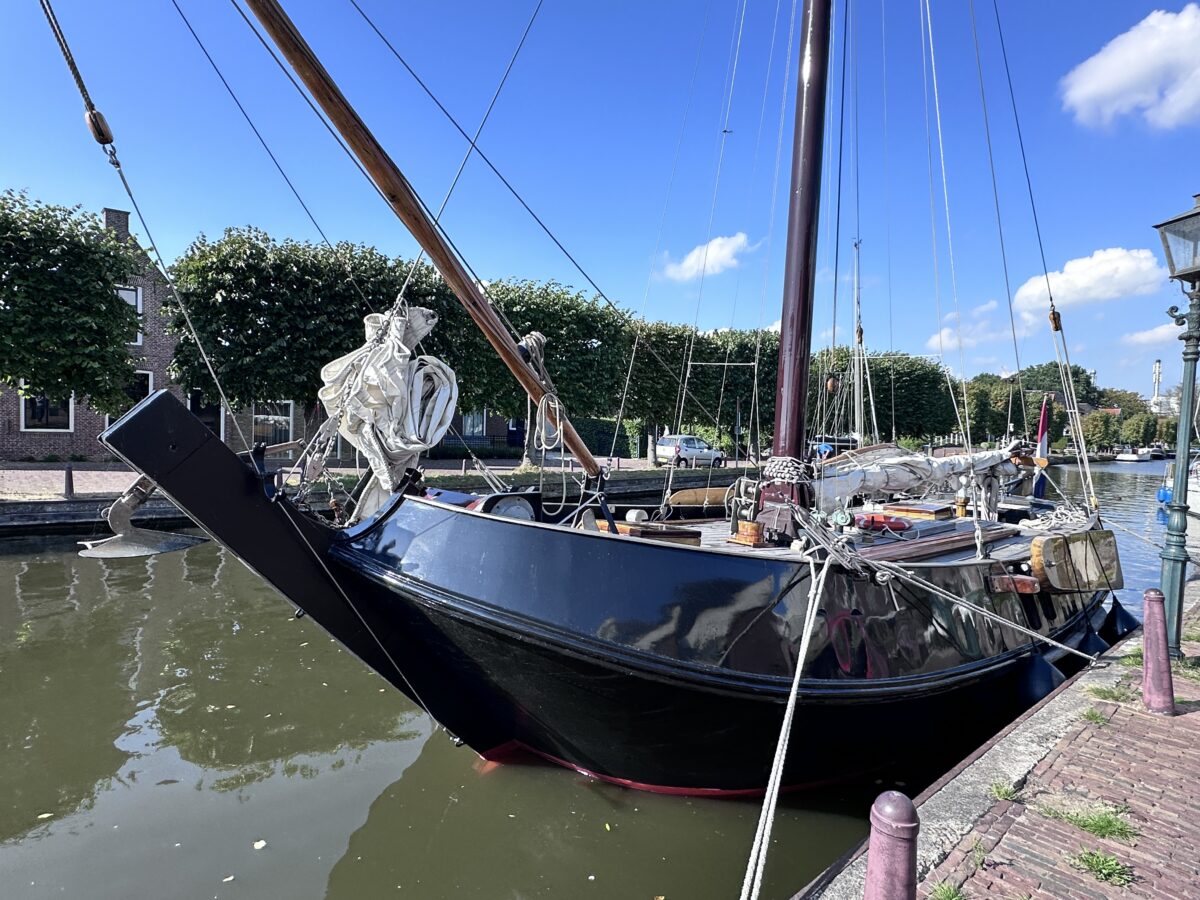 Typisch friesisches Plattbodenschiff