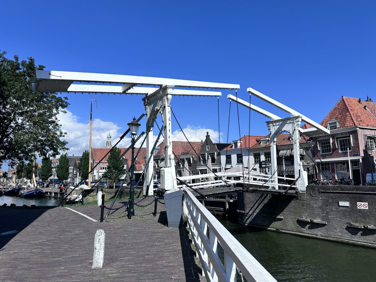 Die Drommedaris Brücke in Enkhuizen