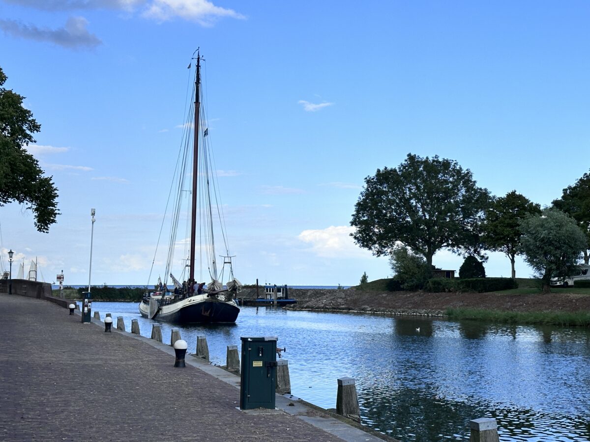 Ein Plattbodenschiff läuft ein