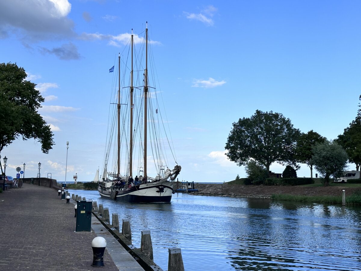 Ein Dreimaster läuft ein