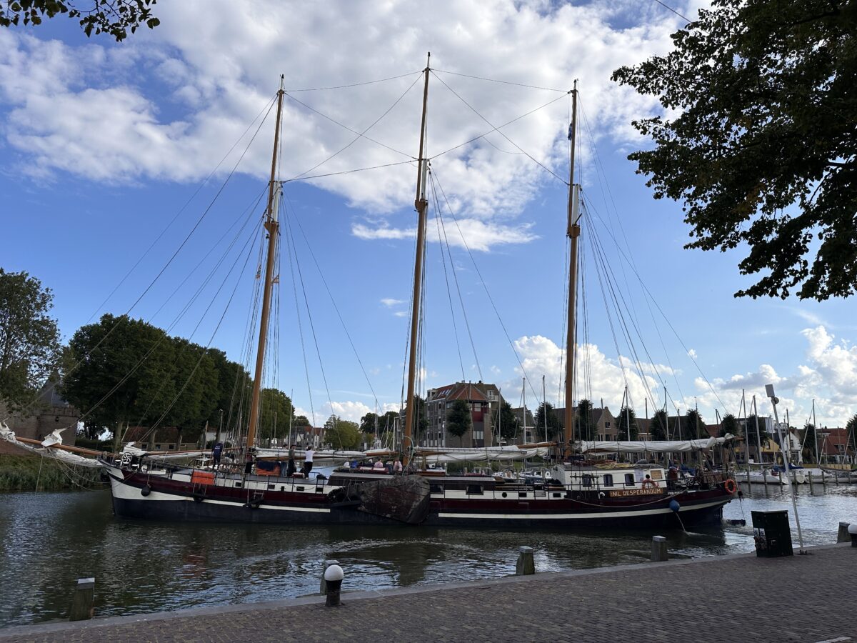 Schon beeindruckend wie der Skipper das Schiff auf dem Teller dreht