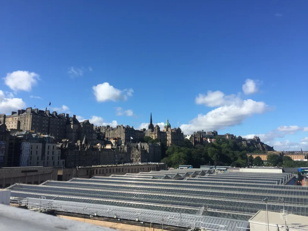 Blick von der North Bridge auf die Waverley Station