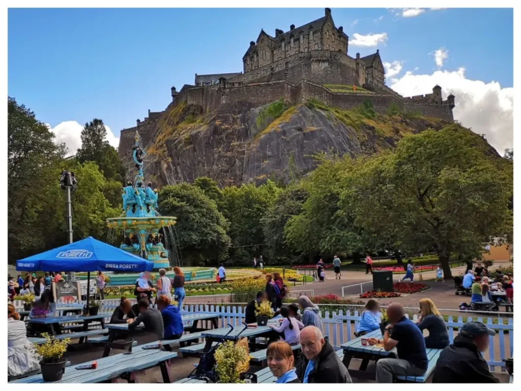 Blick vom Fountain Cafe auf das Edinburgh Castle