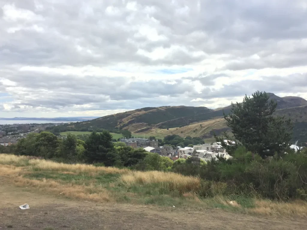 Blick vom Carlton Hill in Richtung Palace of HolyroodhouseIMG 5010 1067X800