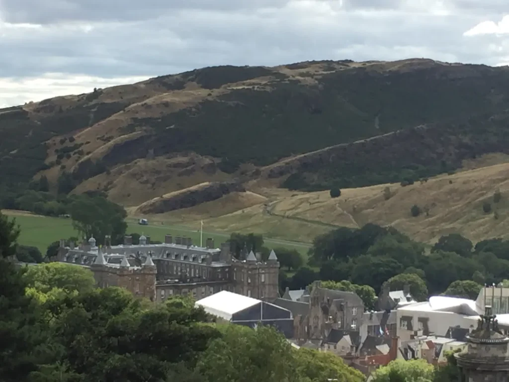 Blick vom Carlton Hill in Richtung Palace of Holyroodhouse