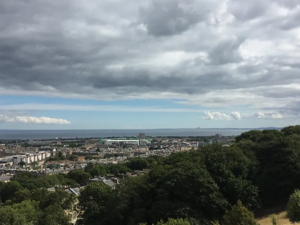 Blick vom Carlton Hill auf Edinburgh