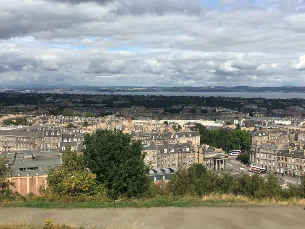 Blick vom Carlton Hill auf Edinburgh