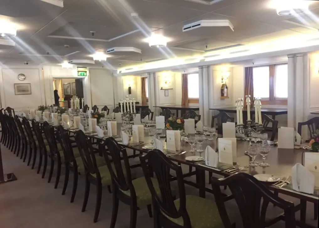 Der Speisesalon auf der HMY Britannia