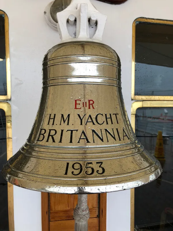 Die Schiffsglocke der HMY Britannia