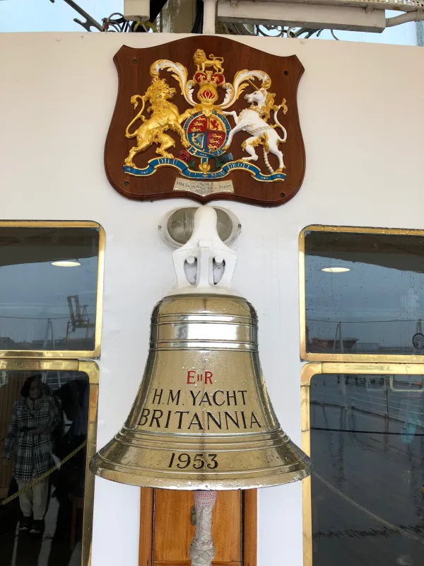 Die Schiffsglocke der HMY Britannia