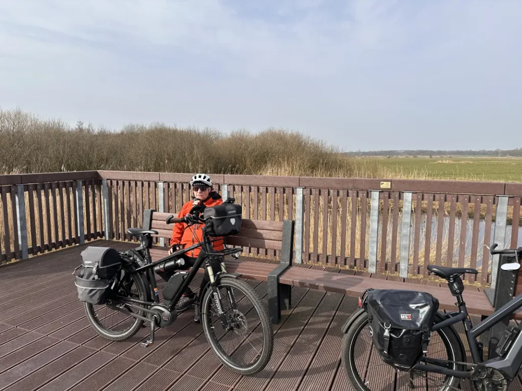 Auf der Fahrradbrücke über die Geeste bei Altluneberg
