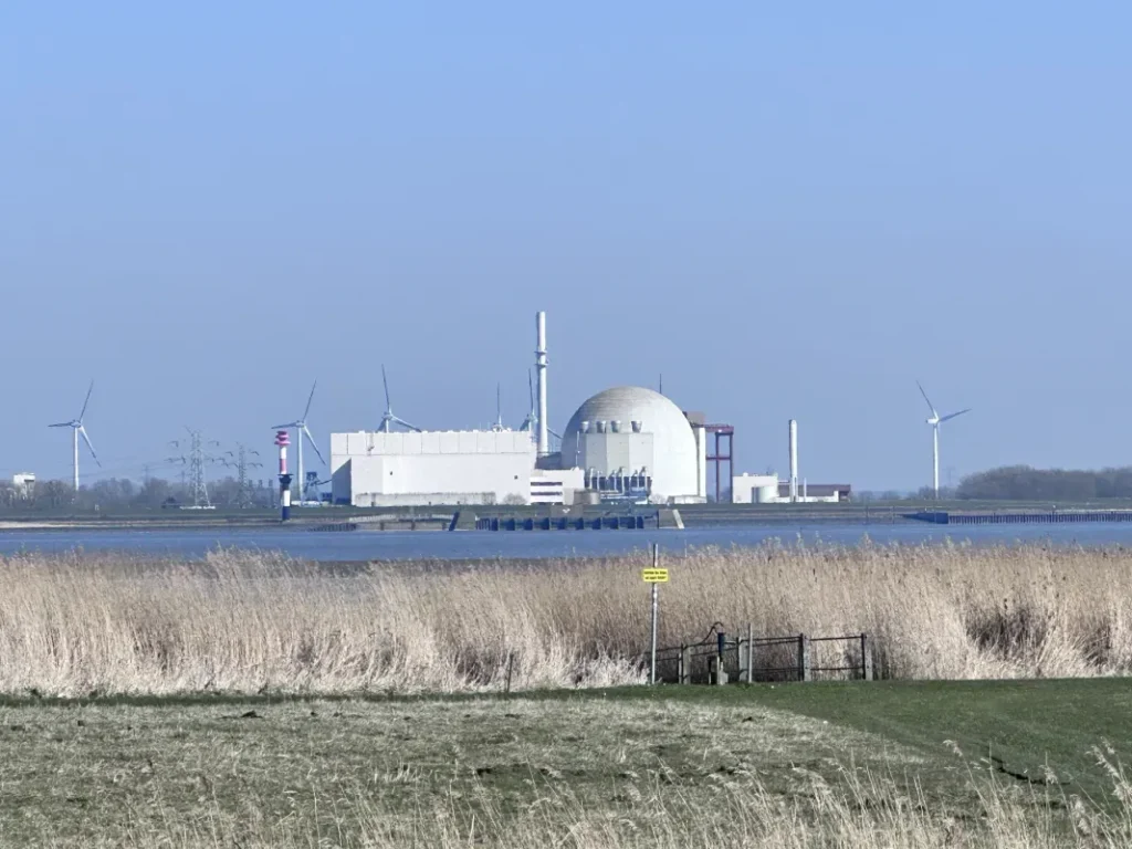 Blick auf das Kernkraftwerk Brokdorf