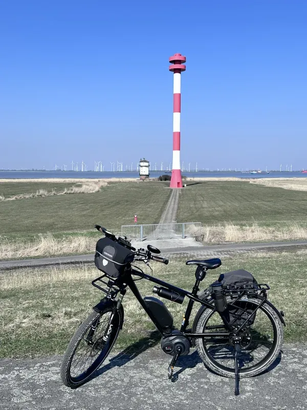Blick auf den alten Leuchtturm und das Richtfeuer von Balje