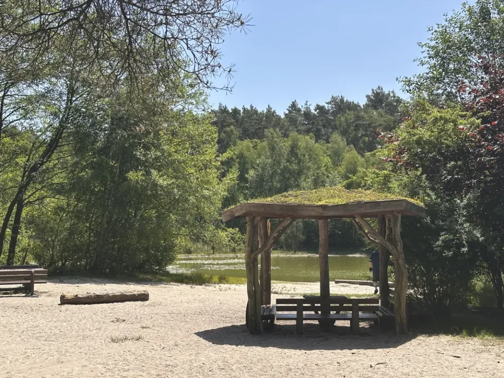 Rastplatz am Feuerlöschteich in den Holmer Sandbergen