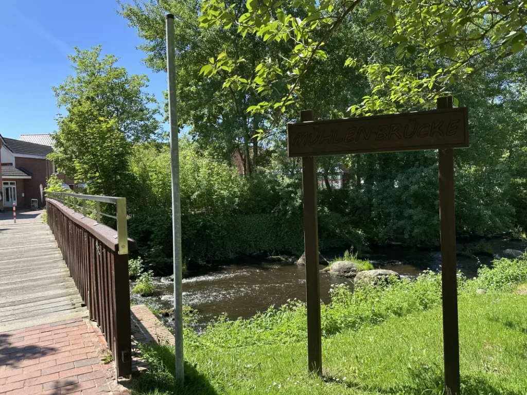 Die Mühlenbrücke über die Osterau in Bad Bramstedt