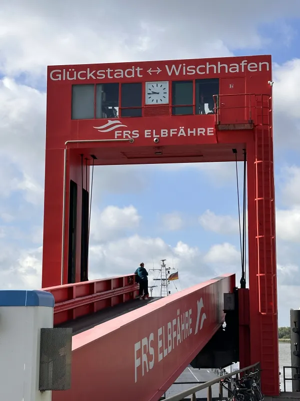 Auf der Elbfähre in Glückstadt