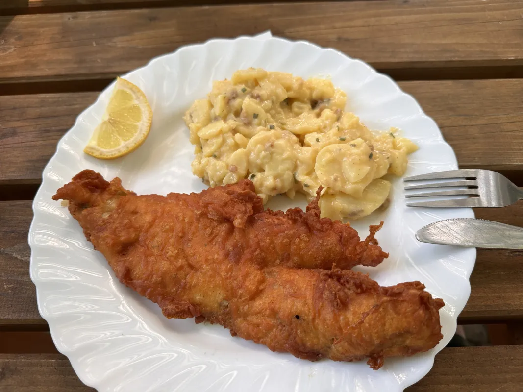 Der leckere Backfisch mit Speck-Kartoffelsalat
