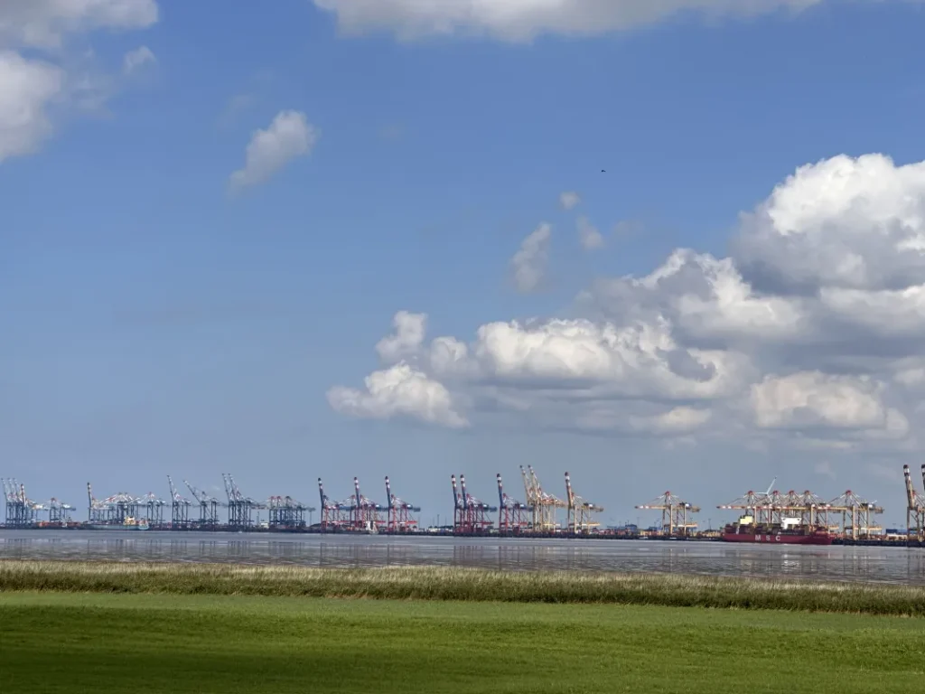 Blick auf das Container-Terminal von Bremerhaven