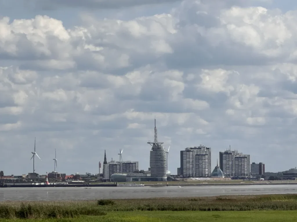 Blick auf die Skyline von Bremerhaven von der anderen Weserseite