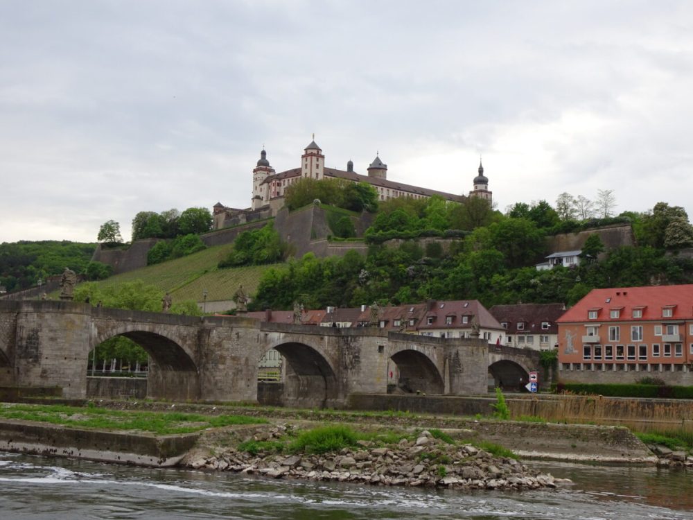 Blick auf die alte Mainbrücke und die Festung Marienberg
