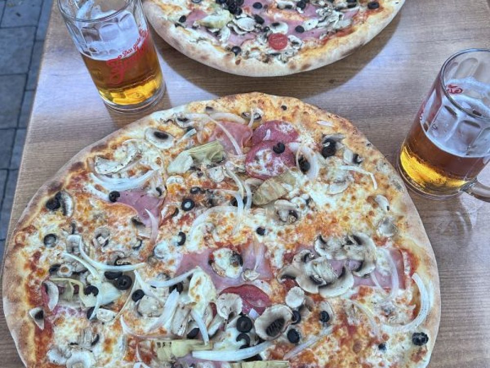 Mega Pizza mit 42 cm Durchmesser